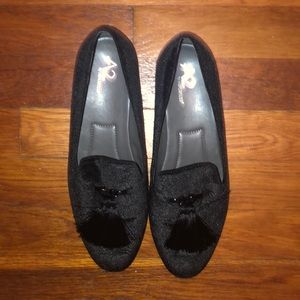 Great condition black velvet flats with tassels